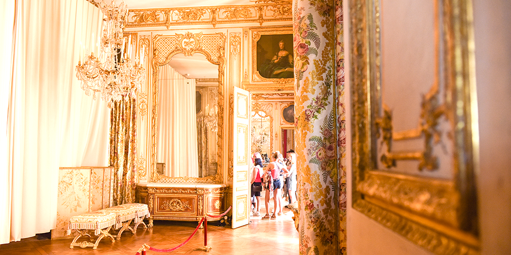 Visitors to Versailles: From Louis XIV to the French Revolution